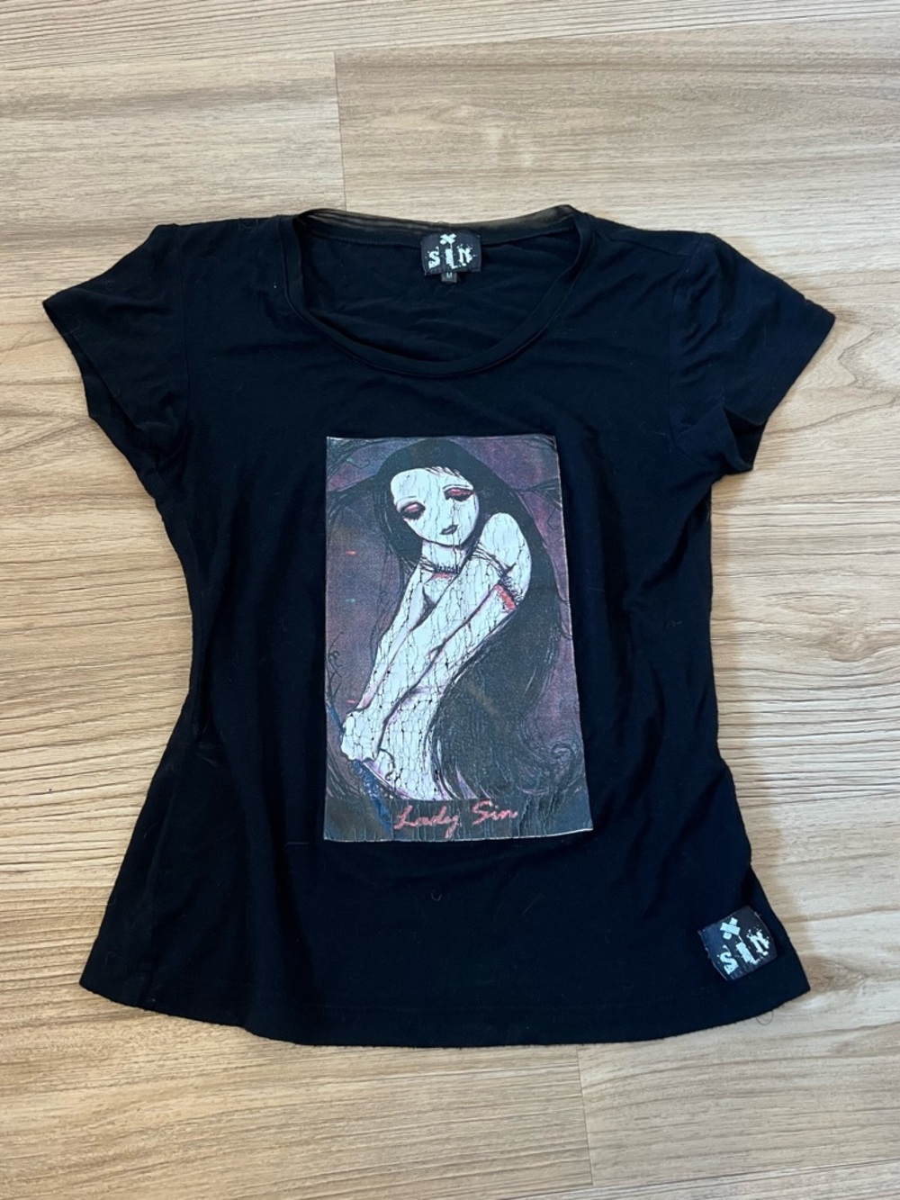 SinnBlack Short Sleeve Tee with Gothic Graphic